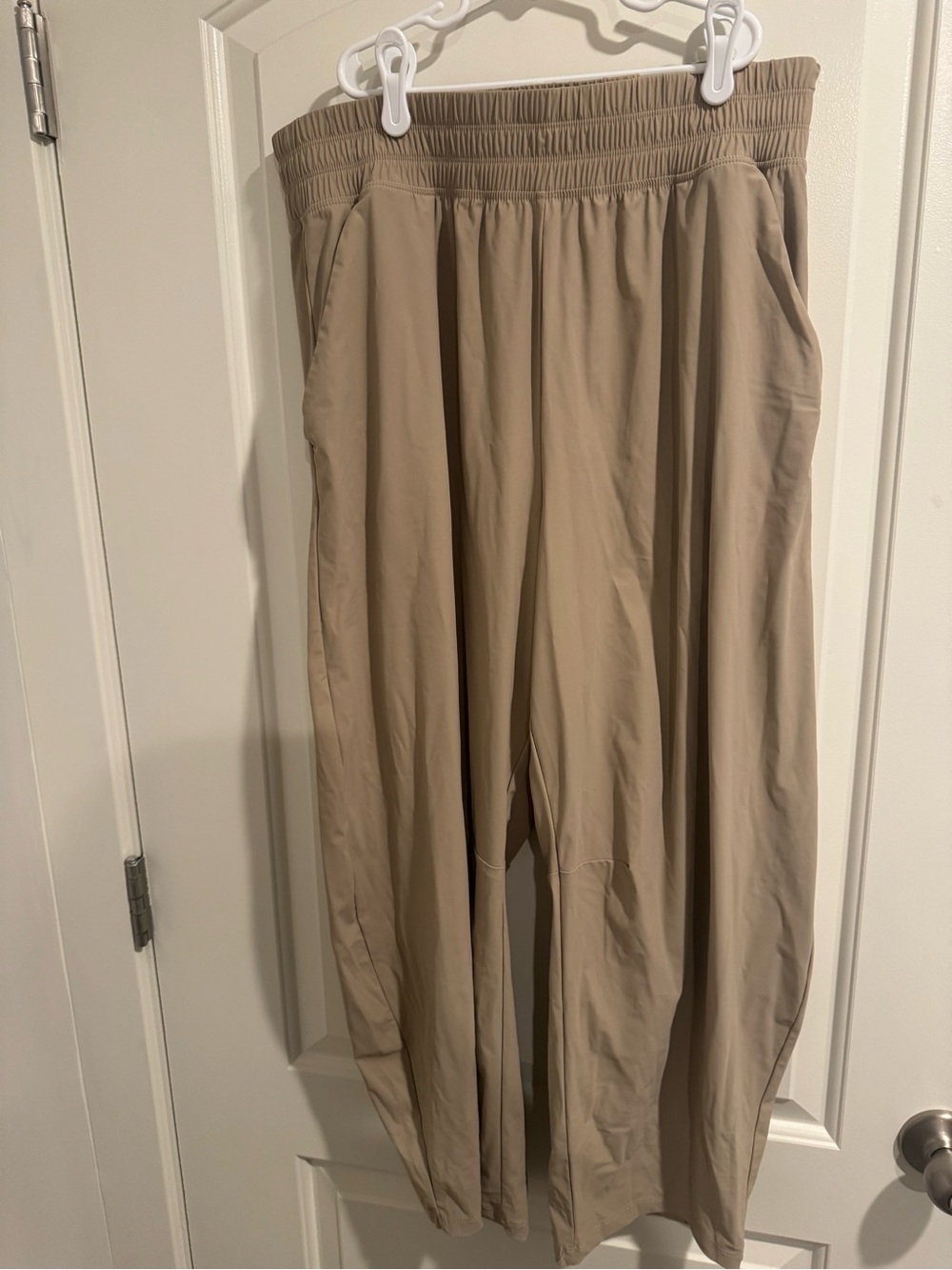 Women’s sleek tech barrel althetic Pant in Beige